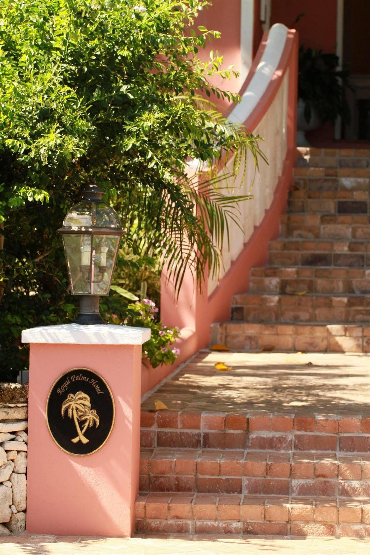 Royal Palms Hotel Hamilton City Exterior photo